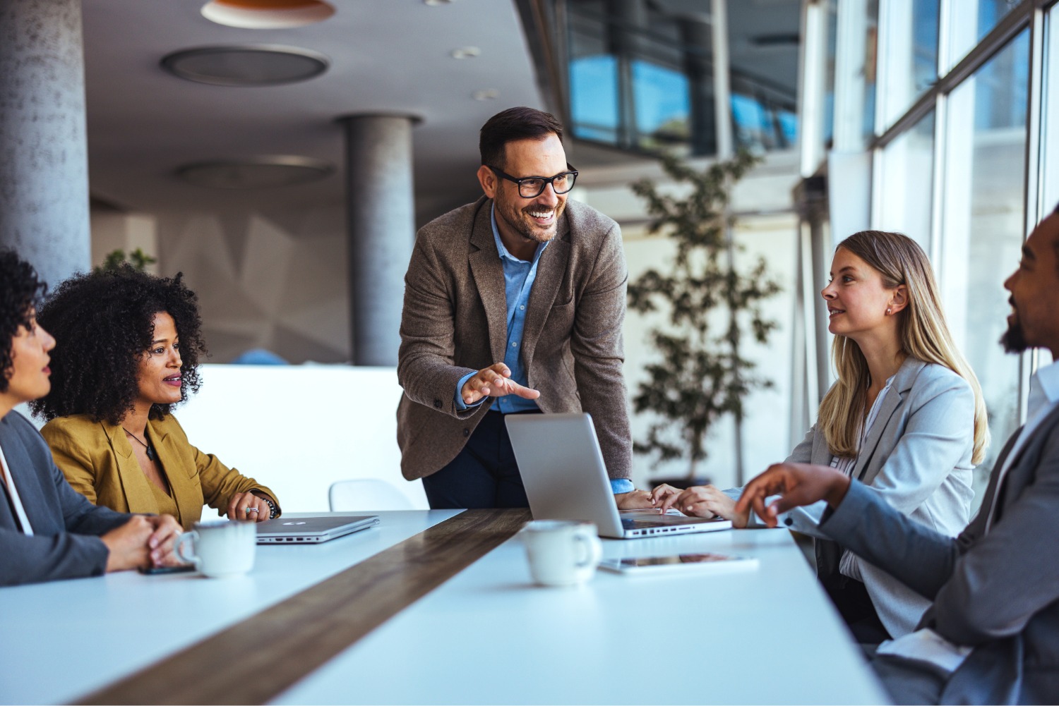 Autocratic Leadership Qualities: 5 Pros and Cons Every Leader Should Know